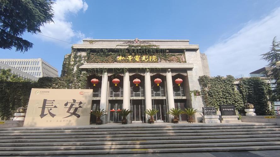 艹处女警花的相关介绍