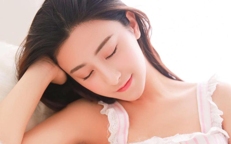 深夜的女秘书的相关介绍