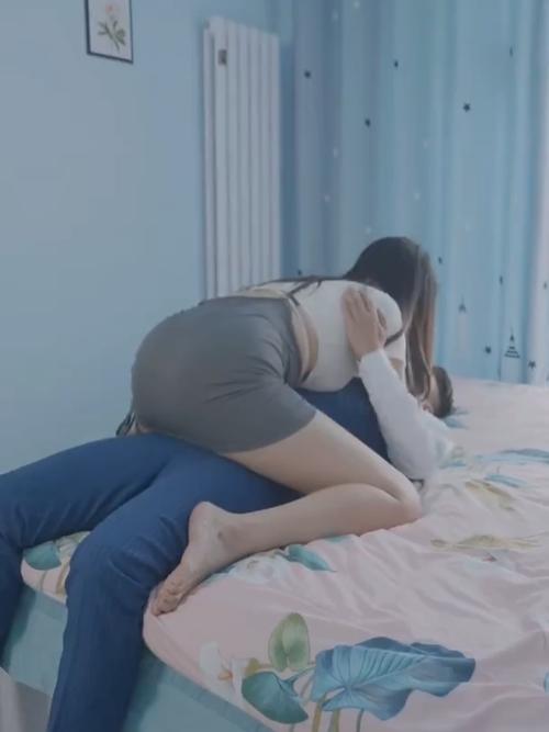 一边揉一边摸视频的相关介绍