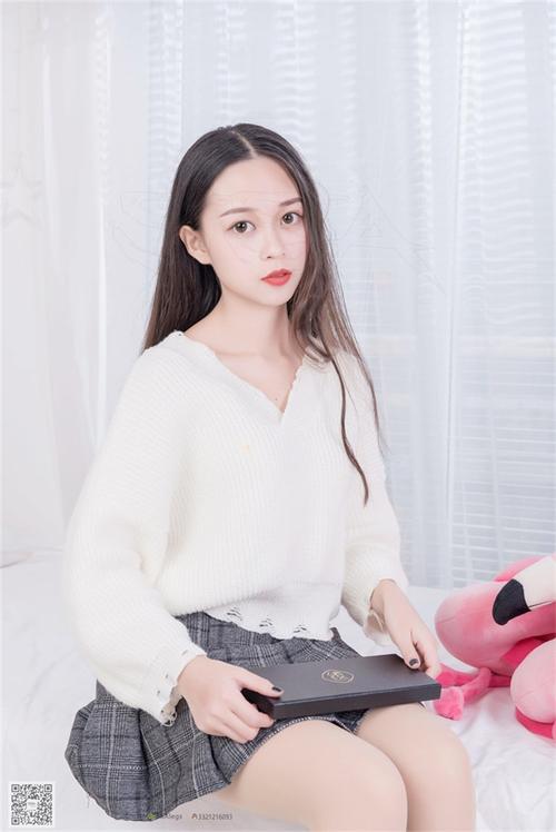 男子操白丝美女的相关介绍